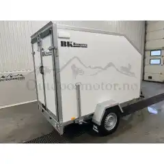 BK Skaphenger PLC 1325 Skr&aring; Honeycomb Cargo<br />
Nyhet! Skaphenger med skr&aring;vegg foran og kombi d&oslash;rer bak!<br />
Rampe og Containerd&oslash;r, BK Skaphenger PLC 1325 Skr&aring; Honeycomb med brems