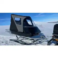 BK Sn&oslash;scooter Pulk 7 Sluffe Light Cab II 2seter<br />
* Kun 74kg<br />
* Ski for ogs&aring; &aring; kunne kj&oslash;re utenfor preparert l&oslash;ype<br />
* 4-Seter