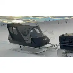 Familie sn&oslash;scooter Pulk / Sluffe 4 seter Light Cab<br />
* Lett sn&oslash;scooter pulk / sluffe p&aring; kun 92kg<br />
* Ski for ogs&aring; kunne kj&oslash;re utenfor preparert l&oslash;ype<br />
* 4-Seter