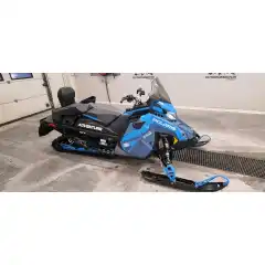 137" langt belte (348cm) 38 cm bredt<br />
4-takt motor<br />
Elektrisk start<br />
Avtagbar dobbeltsal / Passasjersete med hurtigfeste<br />
Oppbevarings bag bak<br />
7s instrument med GPS<br />
Speil<br />
TS Piggyback St&oslash;tdempere for best mulig komfort p&aring; humpete l&oslash;yper<br />
Sentry st&oslash;tfanger foran