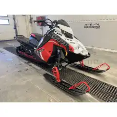 <span style="font-size:11pt"><span style="line-height:107%"><span style="font-family:Aptos,sans-serif"><span style="font-family:"Segoe UI Symbol",sans-serif">&diams; Ny maskin med 5&aring;rs garanti<br />
&diams; F&aring; igjen, forbehold om tomt!</span><br />
<span style="font-family:"Segoe UI Symbol",sans-serif">&diams; </span>Dypsn&oslash; Scooter nr 1<br />
<span style="font-family:"Segoe UI Symbol",sans-serif">&diams;</span> 7S Display med GPS<br />
<span style="font-family:"Segoe UI Symbol",sans-serif">&diams;</span> Full LED belysning.<br />
<span style="font-family:"Segoe UI Symbol",sans-serif">&diams;</span> Vekt 193 kg<br />
<span style="font-family:"Segoe UI Symbol",sans-serif">&diams;</span> 2 Takt p&aring; 850 ccm<br />
<span style="font-family:"Segoe UI Symbol",sans-serif">&diams;</span> Bensintank 41,6 Liter<br />
<span style="font-family:"Segoe UI Symbol",sans-serif">&diams;</span> Variator/gir P-22 / TEAM LWT<br />
<span style="font-family:"Segoe UI Symbol",sans-serif">&diams;</span> Drivbelte B/L/Kamh&oslash;yde, 38 x 396</span></span></span><br />
<span style="font-size:11pt"><span style="line-height:107%"><span style="font-family:Aptos,sans-serif"><span style="font-family:"Segoe UI Symbol",sans-serif">&diams; Ekstrautstyr: 2 Seter</span></span></span></span> 