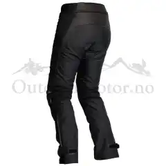 <button aria-controls="Product-content-description7111344783408" aria-expanded="true" type="button">PRODUKTINFORMASJON</button>
<ul><br />
	<li>Tekstil</li>
	<br />
	<li>HI-ART&reg; forsterkning</li>
	<br />
	<li>Dryway+&reg; funksjonsmembran, uttakbar</li>
	<br />
	<li>Uttakbart vattert f&ocirc;r til kneet</li>
	<br />
	<li>Justerbare CE-godkjente beskyttere</li>
	<br />
	<li>Ventilasjoner</li>
	<br />
	<li>Kan kobles sammen med jakke</li>
	<br />
	<li>Justerbar midje og benvidde</li>
	<br />
	<li>Reflekser</li>
	<br />
	<li>Forsterket med skinn i baken og p&aring; innside ben</li>
	<br />
	<li>Avtakbare seler</li>
</ul>
