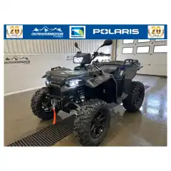 <h2><span style="color:#000000;"><span style="background-color:null;">Markedets mest stabile atv p&aring; 55" 144cm bredde og 30,5cm h&oslash;ye bakkeklaring er den den en klar ener!</span></span></h2>

<p><span style="color:#000000;"><span style="background-color:null;">Den r&aring;este atv`n p&aring; markedet med sin kraftige 2 sylindrede1000ccm 4-takt motor</span><br />
<span style="background-color:null;">&diams; 55", 144cm bredde gj&oslash;r den ekstremt stabil i terrenget og er den mest stabile atv i markedet</span><br />
<span style="background-color:null;">&diams; Buede doble A-armer foran</span><br />
<span style="background-color:null;">&diams; Fj&aelig;ringsvei p&aring; hele 35,5cm foran og 29cm bak</span><br />
<span style="background-color:null;">&diams; Kraftige bremser med 4 skiver og calipere</span><br />
<span style="background-color:null;">&diams; 1588 kg Polaris HD-vinsj med syntetisk med tau</span><br />
<span style="background-color:null;">&diams; Elektronisk justerbar servostyring</span><br />
<span style="background-color:null;">&diams; 27" dekk som standard med 14" aluminiums felger</span><br />
<span style="background-color:null;">&diams; 90hk motor med sterkt moment</span></span></p>
