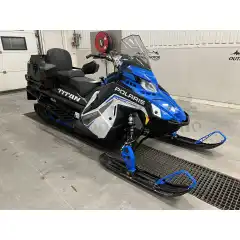 <p><span style="font-size:14px;"><span style="line-height:107%"><span style="font-family:Aptos,sans-serif"><span style="font-family:"Segoe UI Symbol",sans-serif">&diams;</span> Arbeid/Tur/L&oslash;ype/Hytte Sn&oslash;scoter<br />
<span style="font-family:"Segoe UI Symbol",sans-serif">&diams;</span> 7 S Display<br />
<span style="font-family:"Segoe UI Symbol",sans-serif">&diams;</span> Full LED belysning.<br />
<span style="font-family:"Segoe UI Symbol",sans-serif">&diams;</span> Vekt 299 kg<br />
<span style="font-family:"Segoe UI Symbol",sans-serif">&diams;</span> 2 Takt p&aring; 650 ccm<br />
<span style="font-family:"Segoe UI Symbol",sans-serif">&diams;</span> Bensintank 47,7 Liter<br />
<span style="font-family:"Segoe UI Symbol",sans-serif">&diams;</span> Variator/gir </span></span>P-85/ TEAM BOSS<br />
<span style="line-height:107%"><span style="font-family:Aptos,sans-serif"><span style="font-family:"Segoe UI Symbol",sans-serif">&diams;</span> Drivbelte B/L/ , 38 x 396</span></span><br />
<span style="line-height:107%"><span style="font-family:Aptos,sans-serif"><span style="font-family:"Segoe UI Symbol",sans-serif">&diams; Ekstrautstyr avbildet kommer i tillegg og pris p&aring; foresp&oslash;rsel: 2 Seter</span></span></span> og boks<br />
Veil pris p&aring; boks er: 4006,- inkl mva<br />
Veil pris p&aring; 2 seter l&oslash;sning: 13.554,- inkl mva</span></p>
