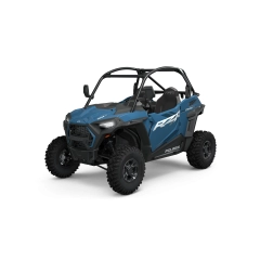 Polaris RZR 60" S 1000 EPS  - Zenith Blue<br />
Traktor: TA-40km/t 16&aring;r eller TB-60km/t 18&aring;r<br />
 
<p><strong>Opplev maksimal ytelse og komfort med Polaris RZR Trail S 1000!</strong></p>

<p>Er du klar for &aring; ta terrenget til nye h&oslash;yder? Polaris RZR Trail S 1000 leverer en kombinasjon av kraft, smidighet og komfort som er perfekt for smale l&oslash;yper og varierte utfordringer.</p>

<h3><strong>Spesifikasjoner og h&oslash;ydepunkter</strong>:</h3>

<ul>
	<li><strong>Bredde p&aring; 60 tommer</strong>: Ideell for smale stier og tett skogsterreng.</li>
	<li><strong>Motor p&aring; 999 cc</strong>: Gir kraftig akselerasjon og topp ytelse for krevende forhold.</li>
	<li><strong>Avansert fj&aelig;ringssystem</strong>: Justerbar Walker Evans-demper sikrer en jevn kj&oslash;reopplevelse, selv i r&oslash;ft terreng.</li>
	<li><strong>On-Demand AWD-system</strong>: Gir s&oslash;ml&oslash;s overf&oslash;ring av kraft til hjulene som trenger det mest.</li>
	<li><strong>Brukervennlighet</strong>: Ergonomisk f&oslash;rerplass og intuitive kontroller gir maksimal kontroll og komfort.</li>
</ul>

<h3><strong>Komfort og design</strong>:</h3>

<ul>
	<li>Justerbare sportsseter med f&oslash;rsteklasses polstring.</li>
	<li>Rikelig lagringsplass for utstyr.</li>
	<li>T&oslash;ft design med LED-lys som sikrer god sikt i m&oslash;rket.</li>
</ul>

<h3></h3>

<hr />
<p><strong>Hvorfor velge Polaris RZR Trail S 1000?</strong><br />
Denne modellen er bygget for &aring; levere adrenalinfylte opplevelser uten &aring; g&aring; p&aring; kompromiss med komfort eller sikkerhet. Med sin perfekte balanse mellom st&oslash;rrelse og ytelse er den et ideelt valg for b&aring;de erfarne f&oslash;rere og nybegynnere i terrenget.</p>
For mer info se v&aring;r Polaris side her: <a href="https://www.polaris-tynset.com/atv-ranger/rzr/rzr-trail-s-1000/" target="_self">Polaris RZR 1000S Trail Sport 2026</a>
